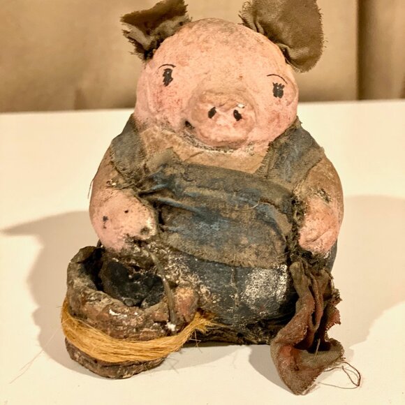 Vintage American Folk Art Clay & Clothโ Working Pig Figurine - 3x3 Inches - Picture 2 of 7